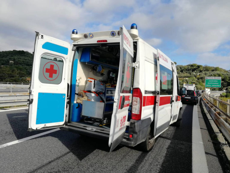 Autostrada A10, Imperia: Spaventoso Incidente Stradale. Tir Travolge ...