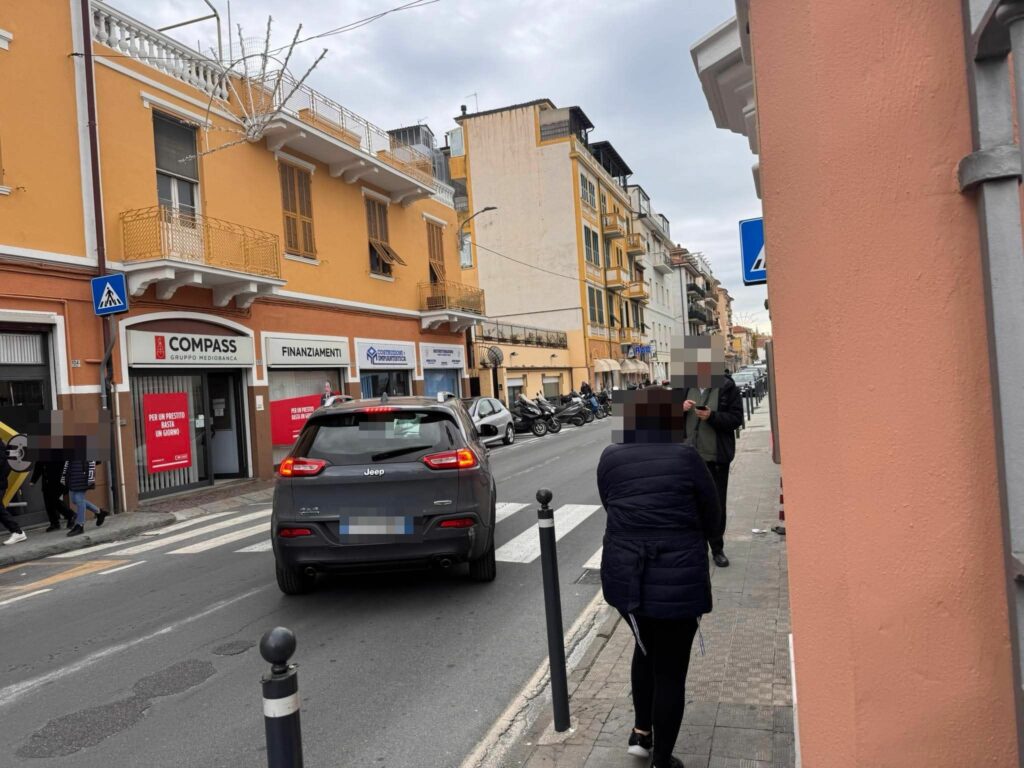 Seconda auto contromano via XXV Aprile - Imperiapost