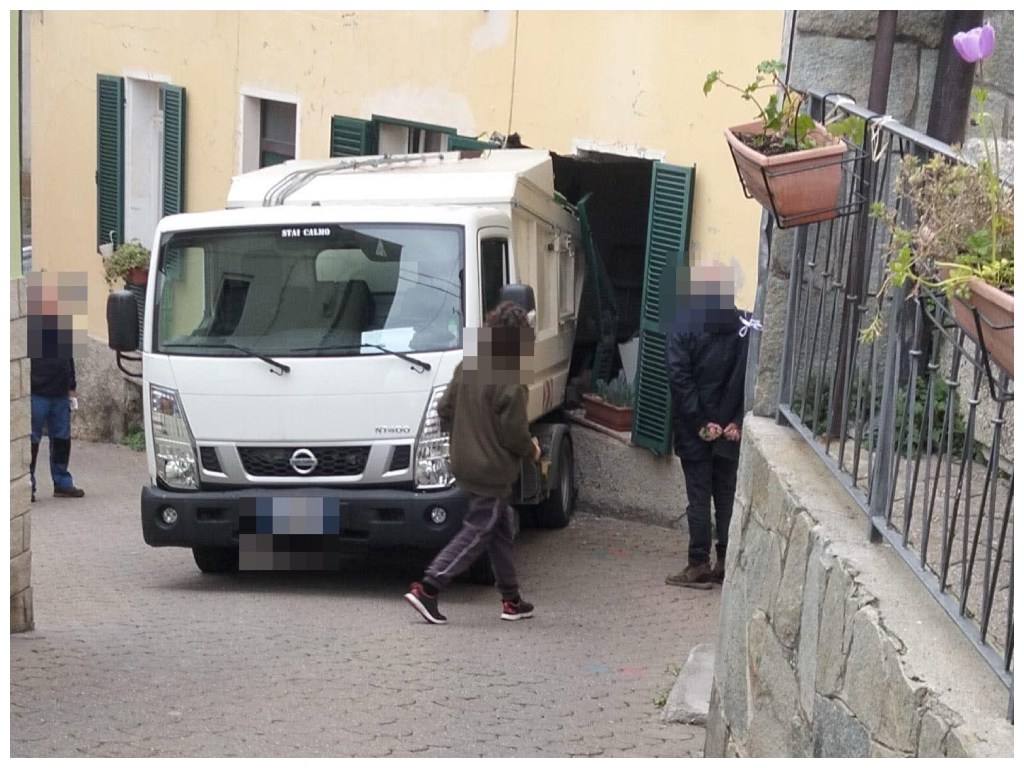 Camion spazzatura sfonda casa - Imperiapost